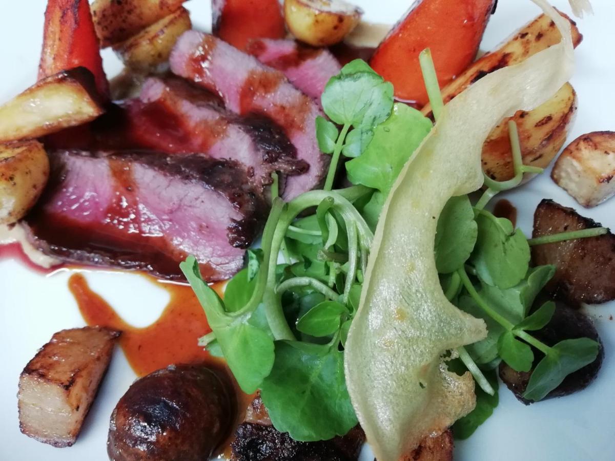 Masons Arms Hotel Montacute Екстериор снимка