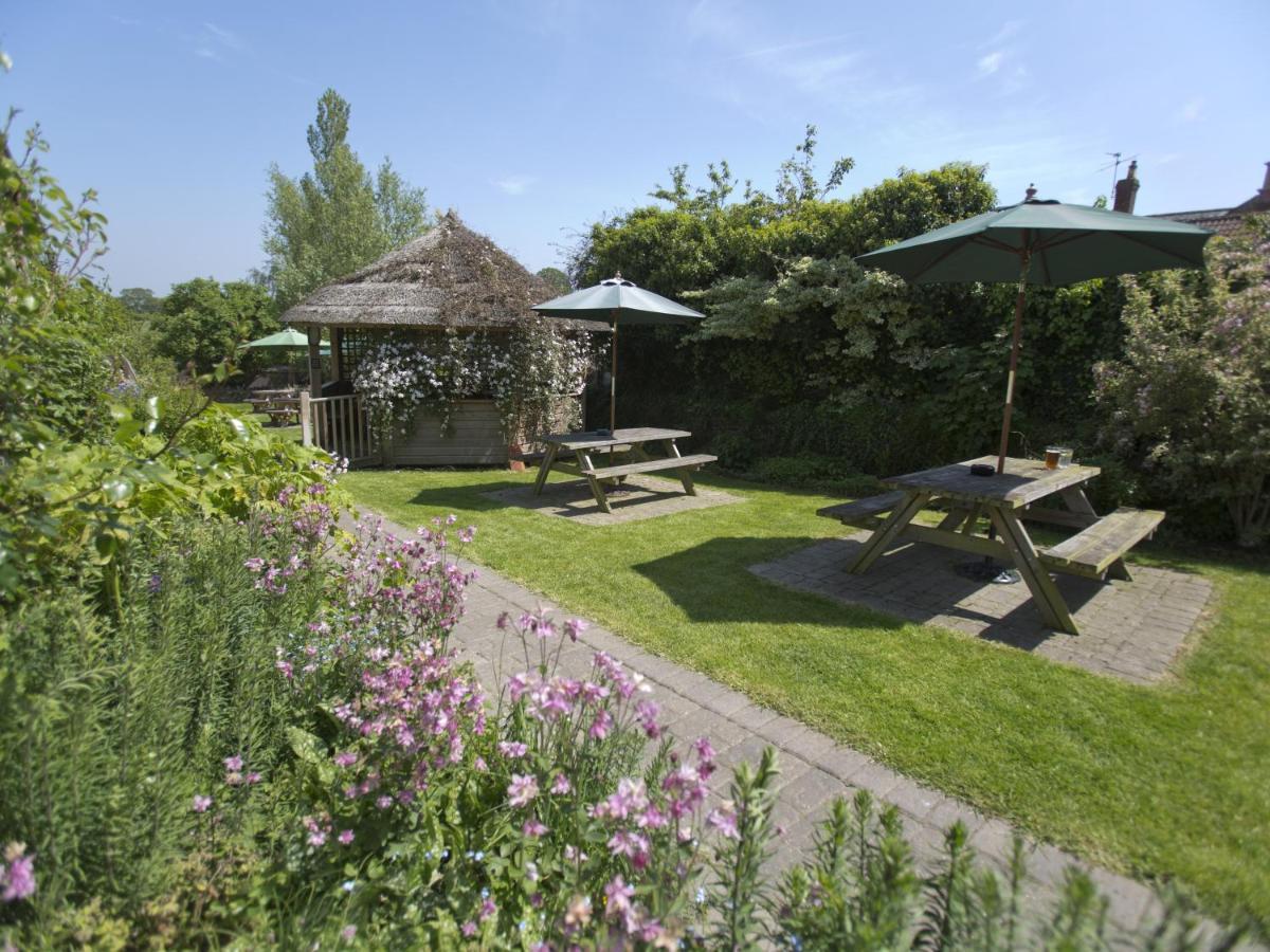 Masons Arms Hotel Montacute Екстериор снимка