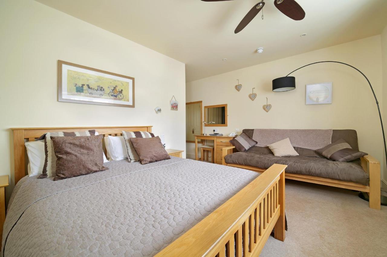 Masons Arms Hotel Montacute Екстериор снимка