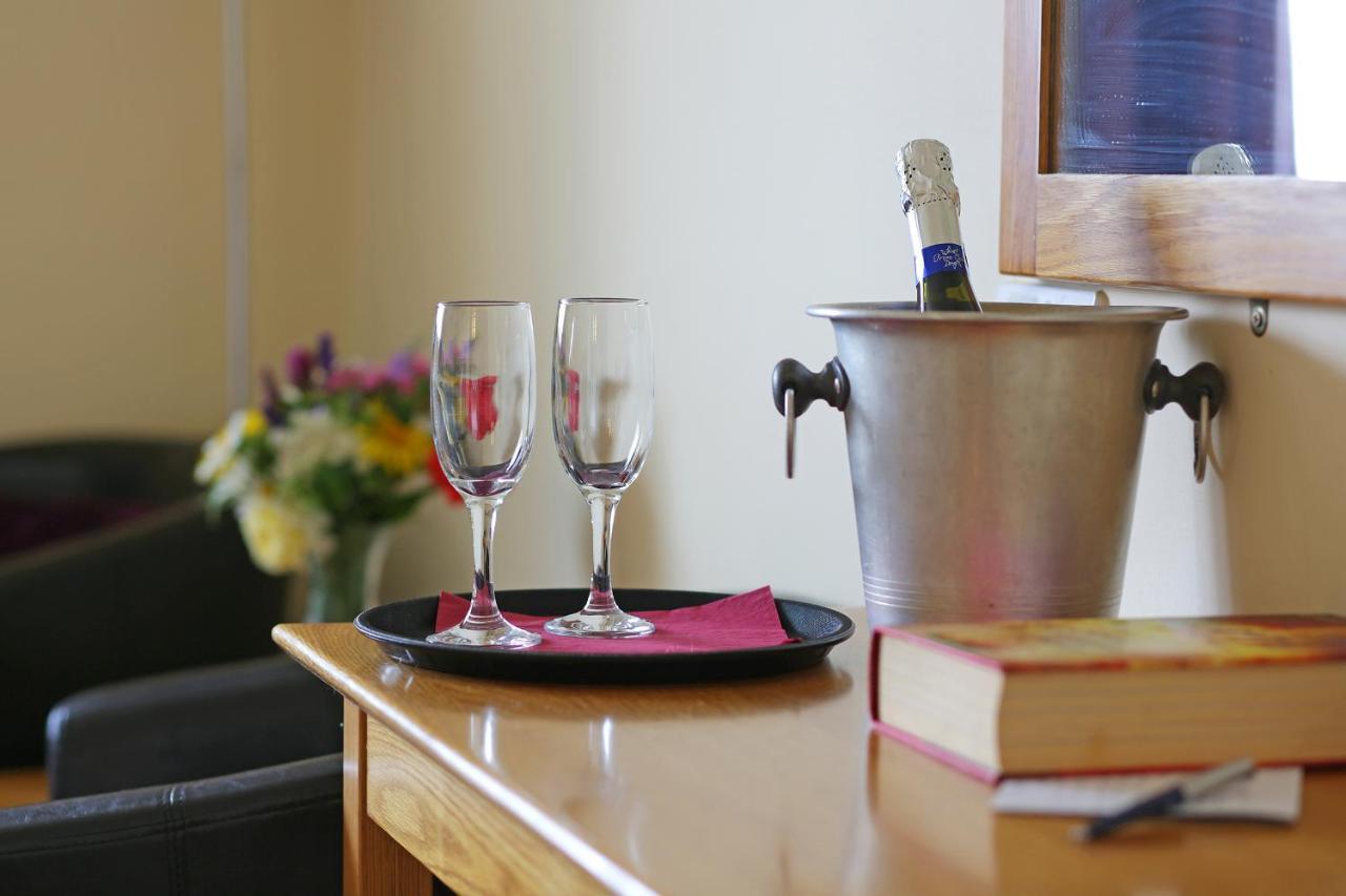 Masons Arms Hotel Montacute Екстериор снимка