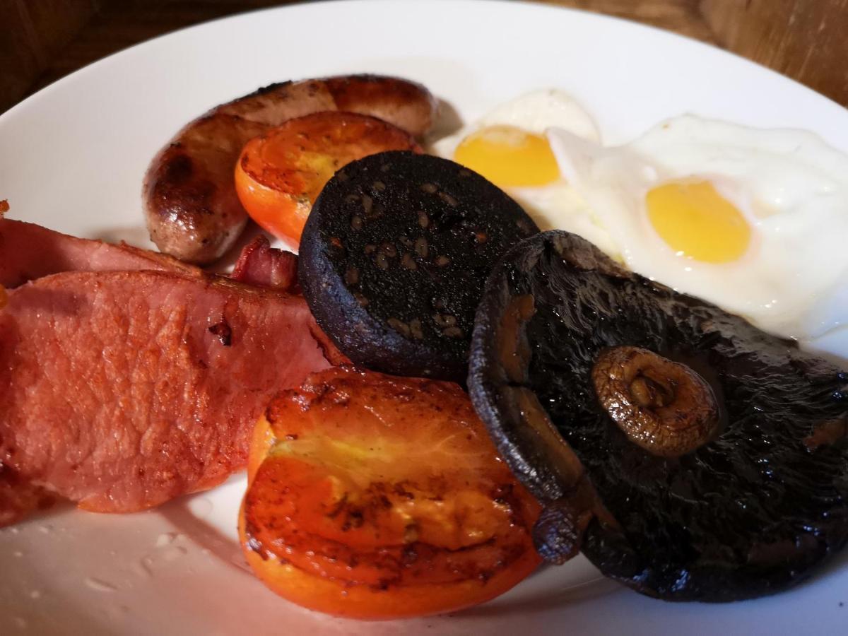Masons Arms Hotel Montacute Екстериор снимка
