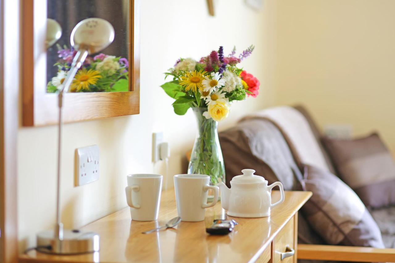 Masons Arms Hotel Montacute Екстериор снимка
